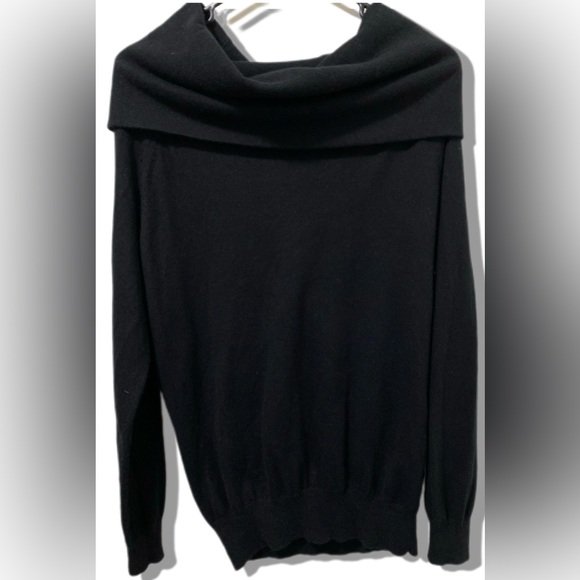 Women’s Gap Off shoulder Sweater 🖤 - Picture 2 of 4